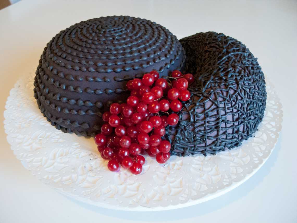 Chocolate Cake with Red Currants — November 7, 2011